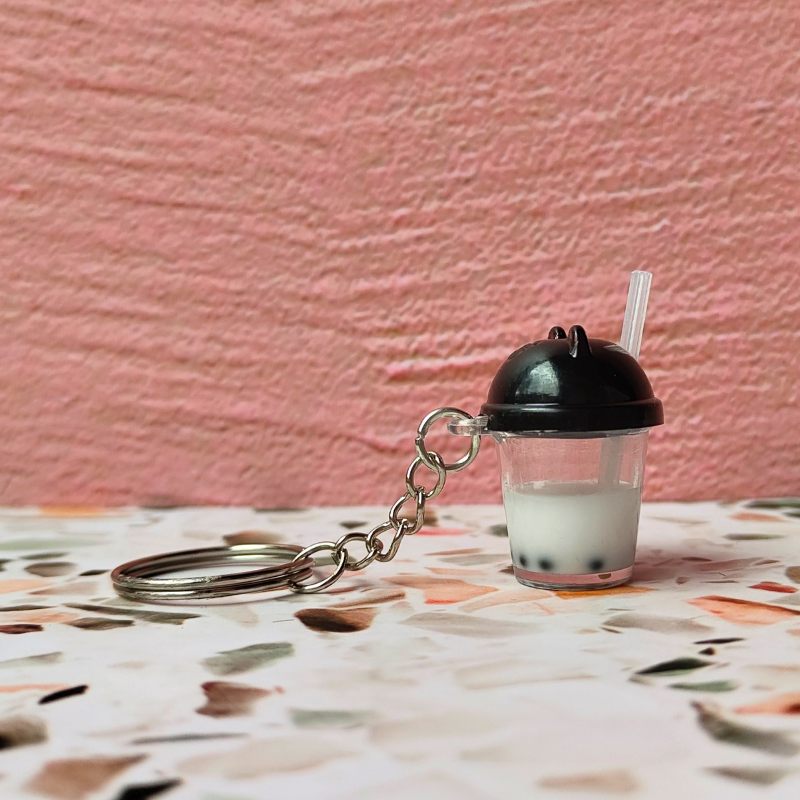 Adorable bubble tea keyring - black.
