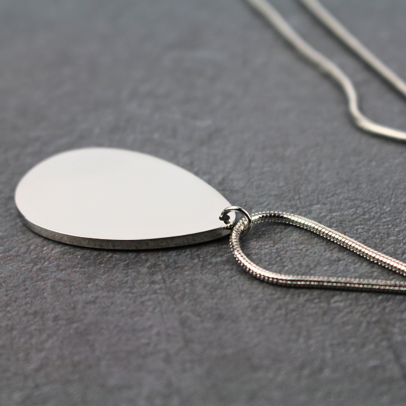 Handmade teardrop necklace with daisies design