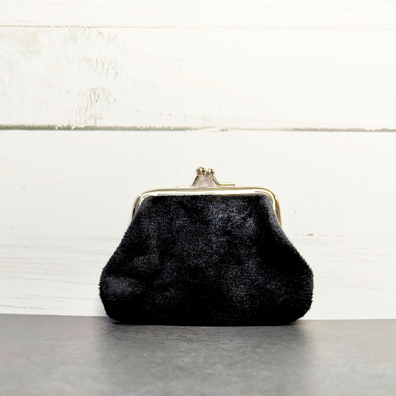 Retro kiss clasp coin purse in black.