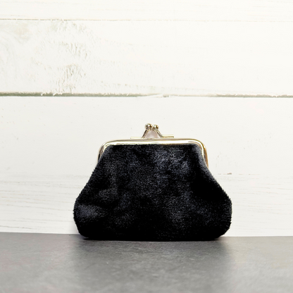 Retro kiss clasp coin purse in black.