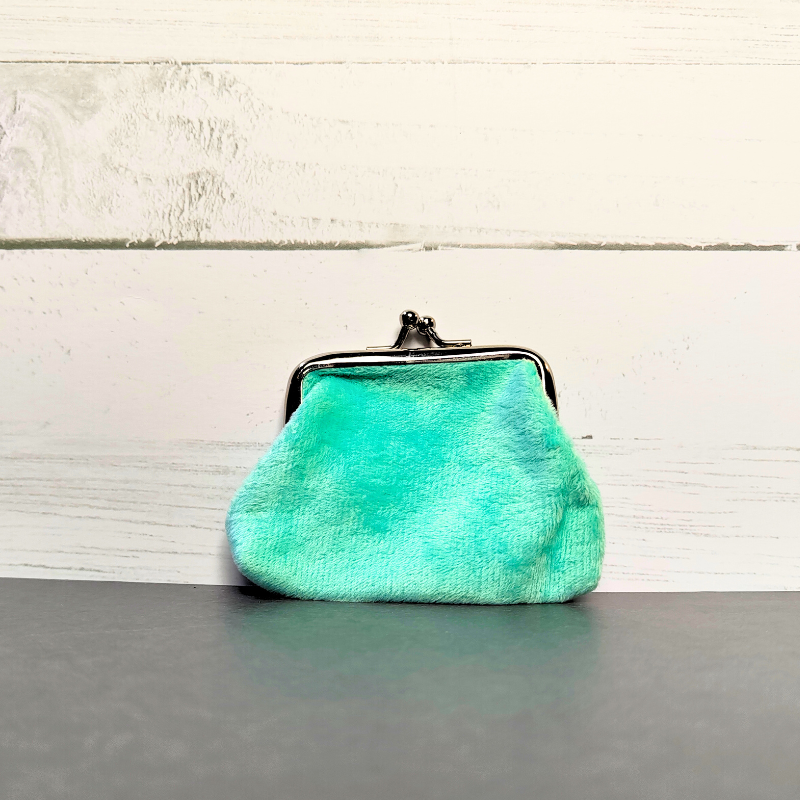 Retro kiss clasp coin purse in a stunning green colour with silver hardware.