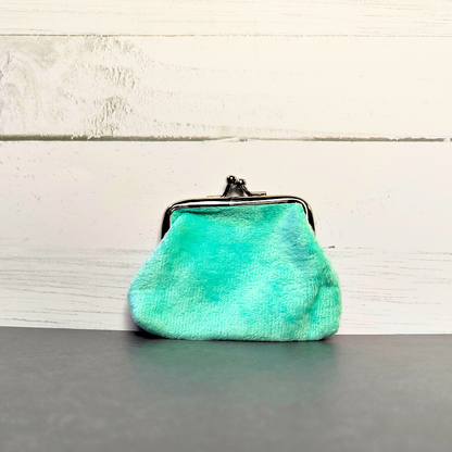 Retro kiss clasp coin purse in a stunning green colour with silver hardware.
