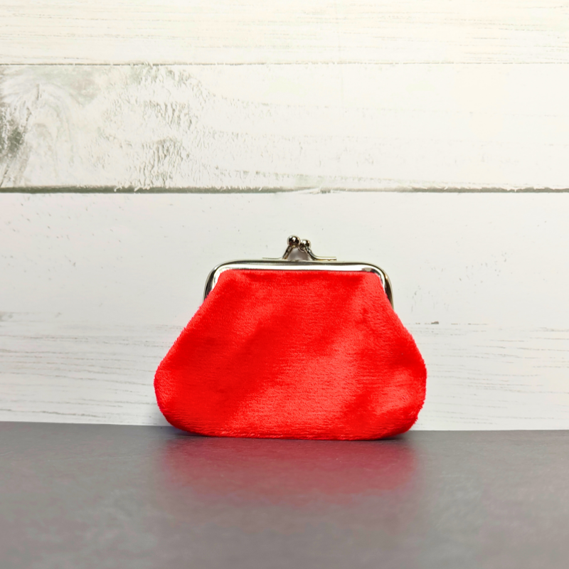 Retro red coin purse with silver kiss clasp closure. Gorgeous stunning red coin purse.
