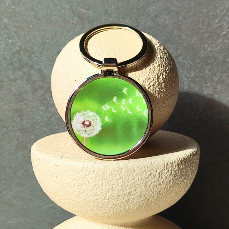Dandelion printed round metal keyring.