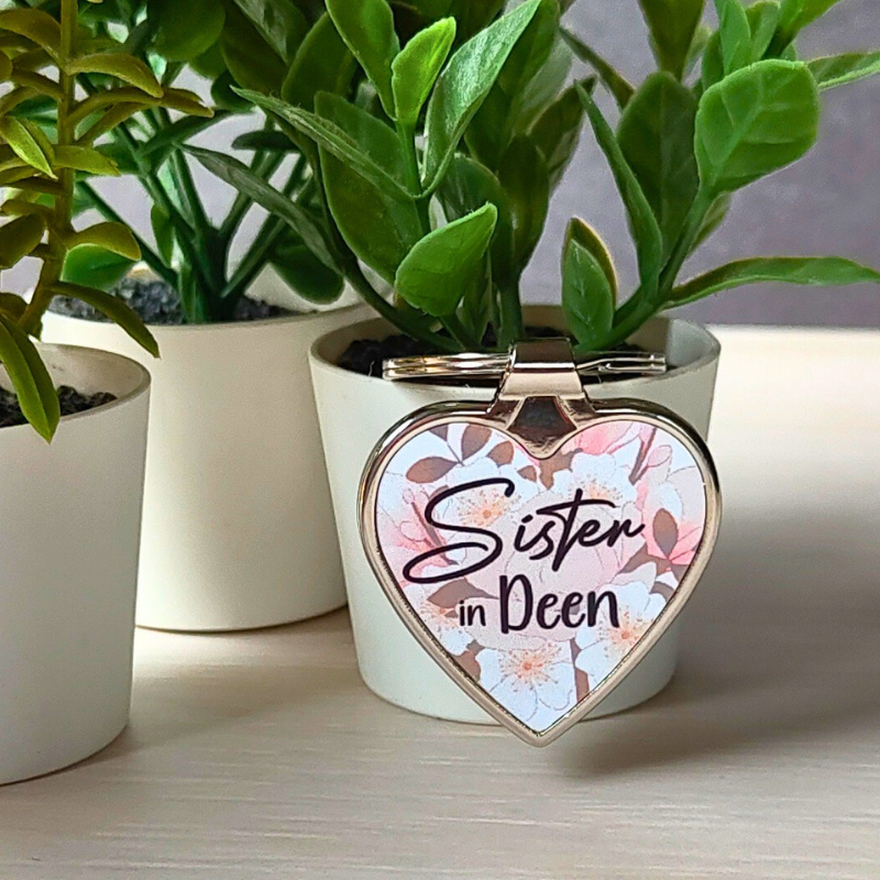 Metal heart-shaped keyring with floral Sister in Deen design. Cute Muslimah gift in Australia.