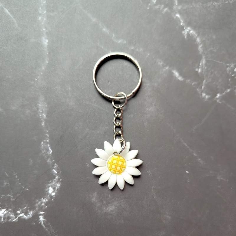 White and yellow sunflower keyring.