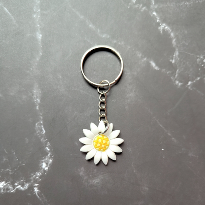 White and yellow sunflower keyring.