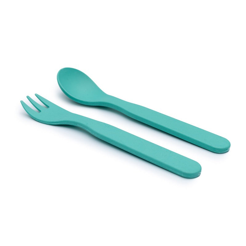 Free from melamine, and biodegradable and compostable, our plant-based spoon and fork cutlery set makes mealtimes (and sneaky snacks) way more fun! Green cutlery set displayed on white background.